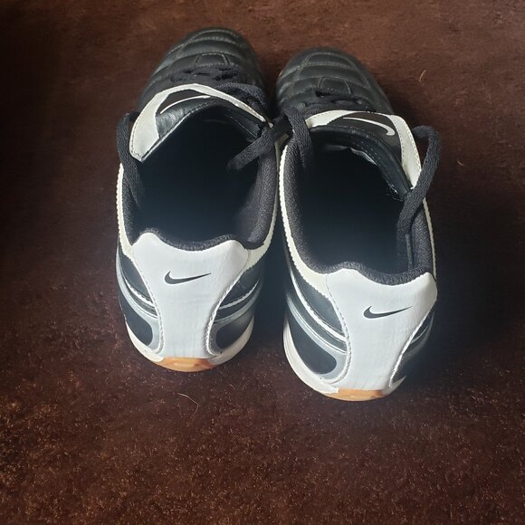 Nike Tiempo Indoor Soccer shoes - Picture 3 of 5